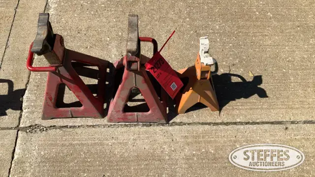 (3) Jack stands