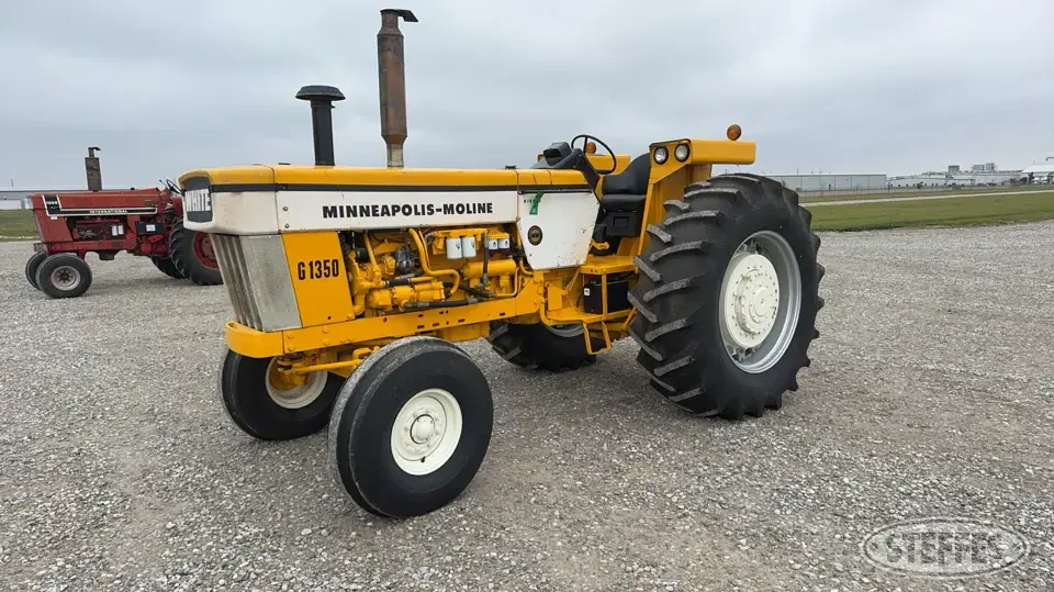 1970 Minneapolis-Moline G1350 2WD Tractor