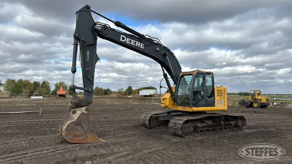 2014 Deere 225D LC Excavator