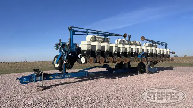 2004 Kinze 3650