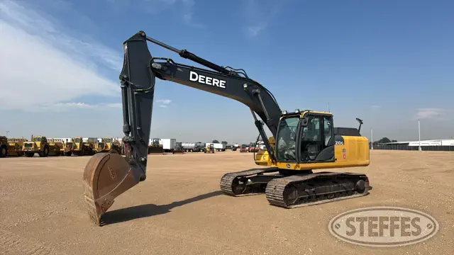 2012 Deere 210G LC