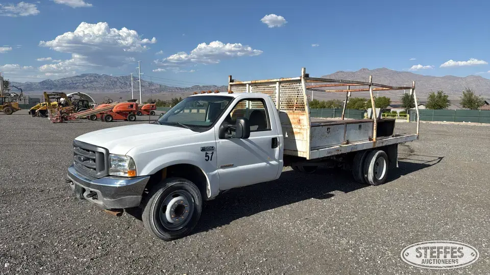 2003 Ford Super Duty F-550 XL Flatbed Truck