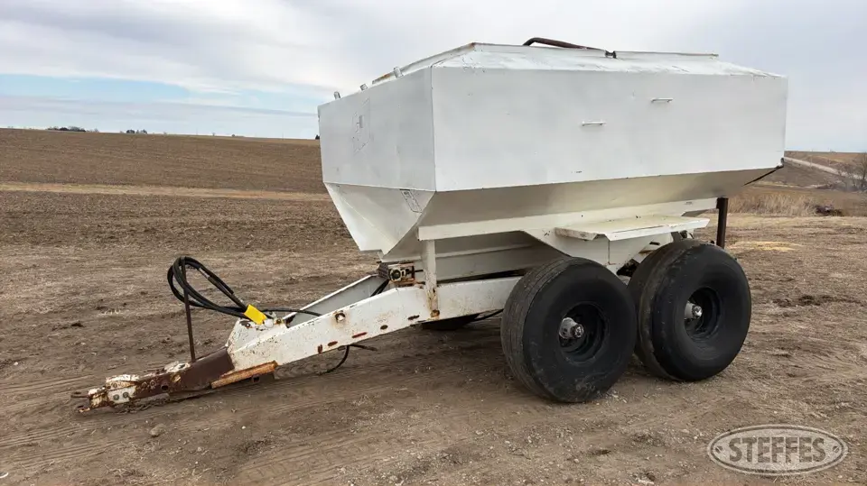Mobility Pull-Type Dry Spreader
