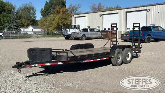 Tandem axle equipment trailer
