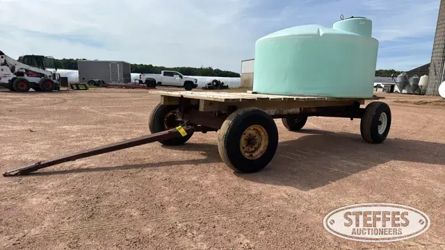 Flat rack w/1,000 gal. poly tank