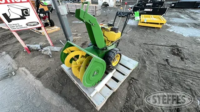 John Deere 826