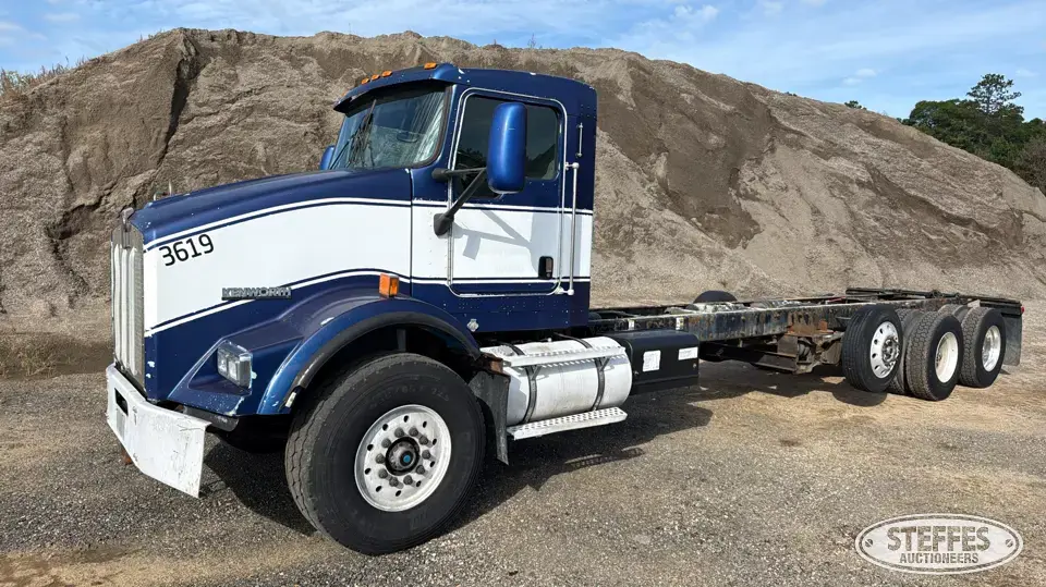 Kenworth T800 Cab and Chassis Truck