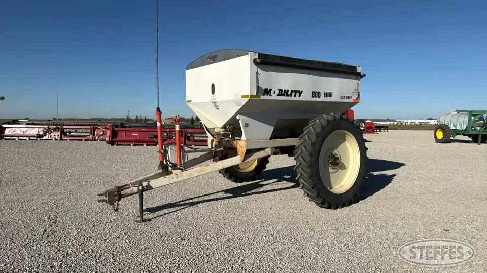 Mobility 800 Row Crop Pull-Type Dry Spreader