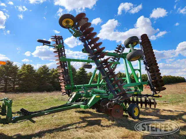 John Deere 637