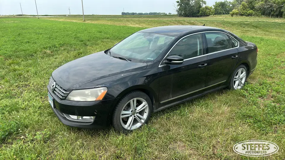 2013 Volkswagen Passat SE Car