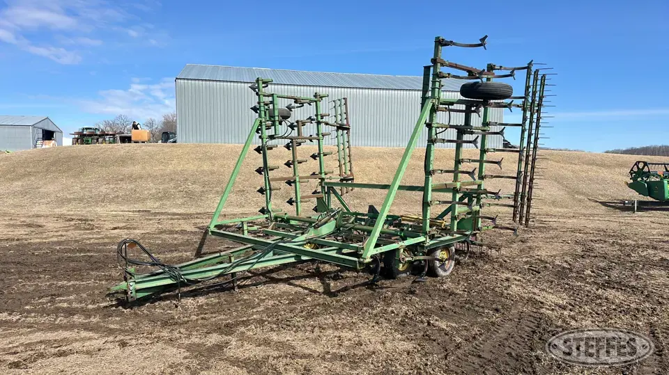 John Deere 1000 Field Cultivator
