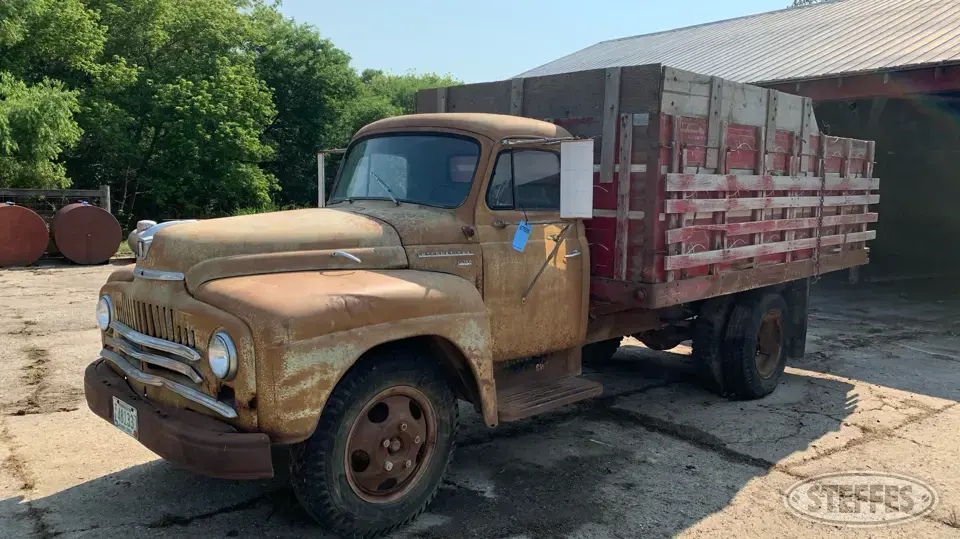 International L-160 Single Axle Boxed Truck