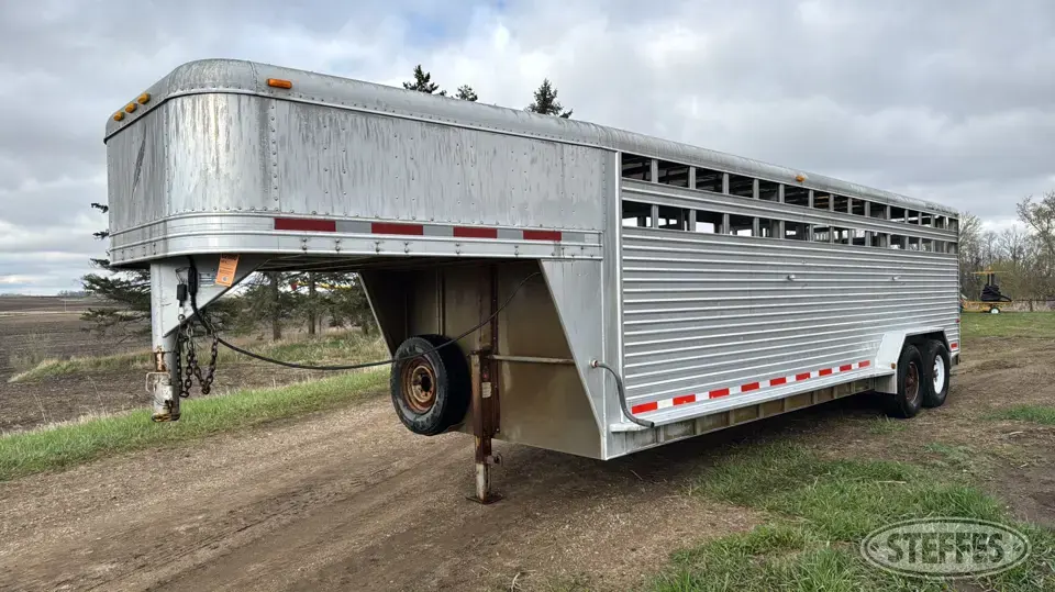 2006 Featherlite 8127 Gooseneck Livestock Trailer