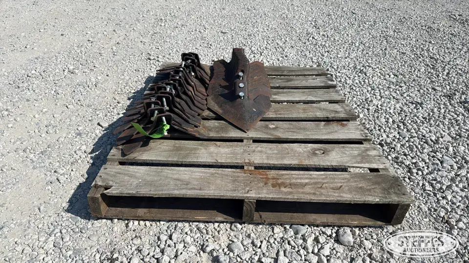(33) John Deere Tru-Width chisel plow sweeps Ag Equipment Part