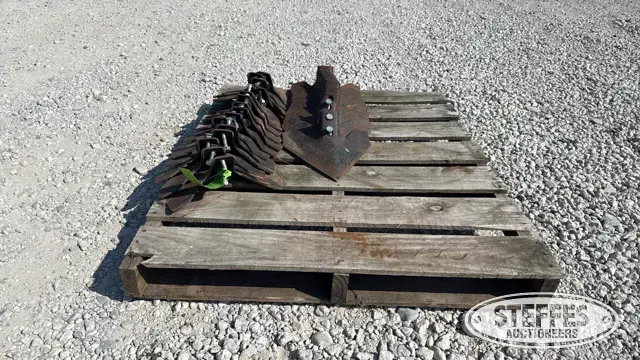 (33) John Deere Tru-Width chisel plow sweeps