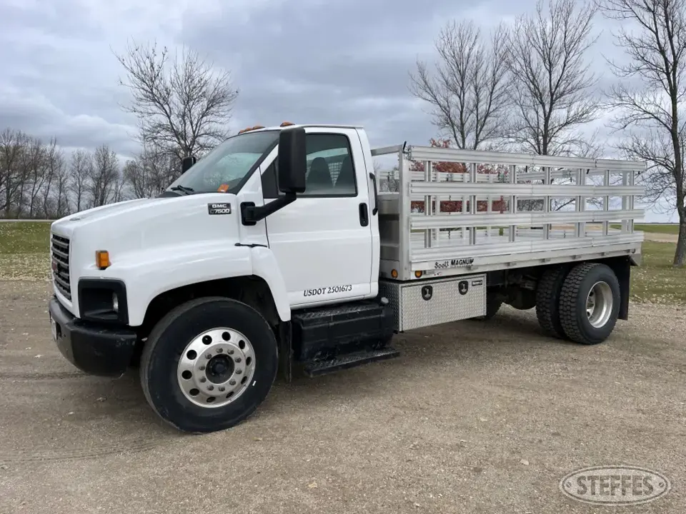 2005 GMC C7500 Flatbed Truck