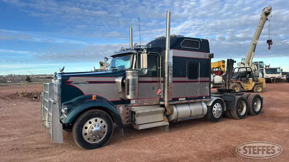 1998 Kenworth W900L Conventional Truck with Sleeper
