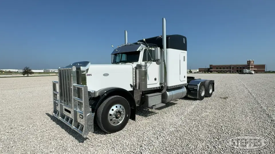 1995 Peterbilt 379 Conventional Truck with Sleeper