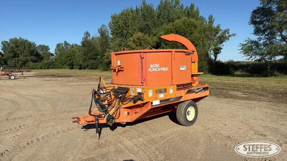 ValMetal Agri Chopper 5600 Bale Handling