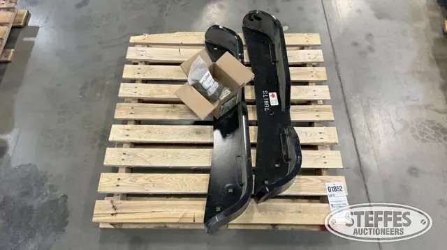 Degelman Strongbox 1438 skid shoes