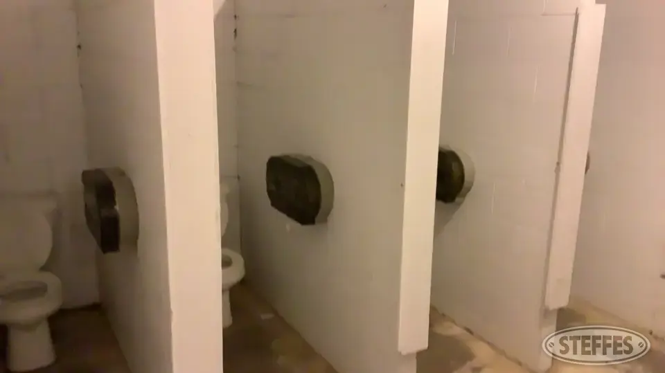(6) Toilets & Toilet Paper Dispensers 4H-Charity