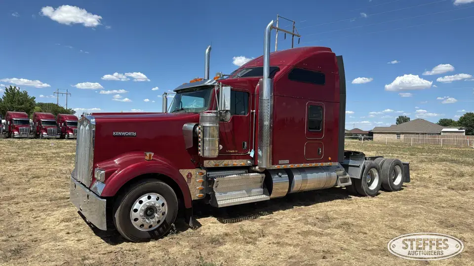 2022 Kenworth W900L Conventional Truck with Sleeper