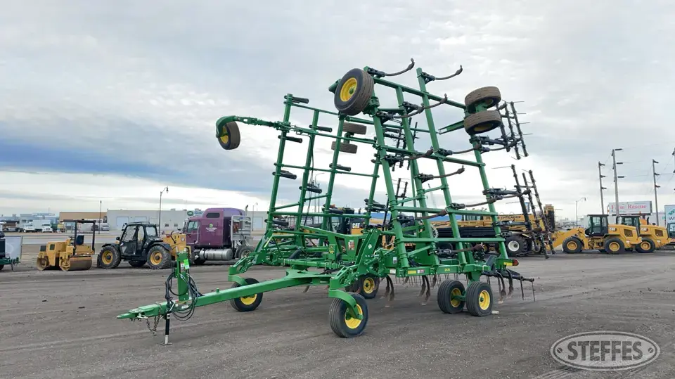 2022 John Deere 2430 Chisel Plow