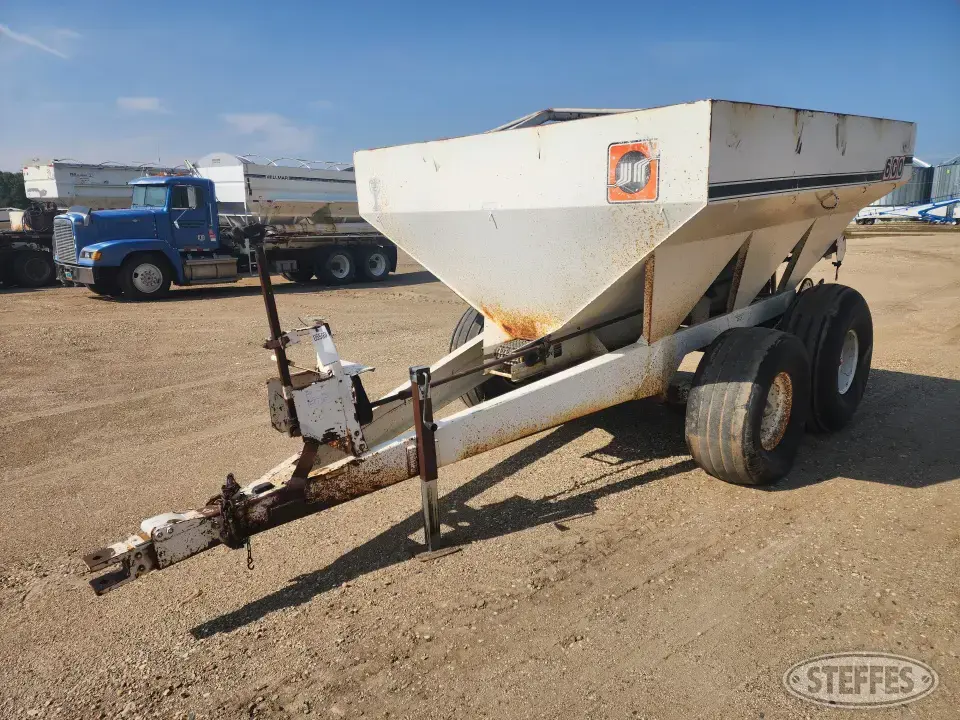 Willmar S600 Pull-Type Dry Spreader