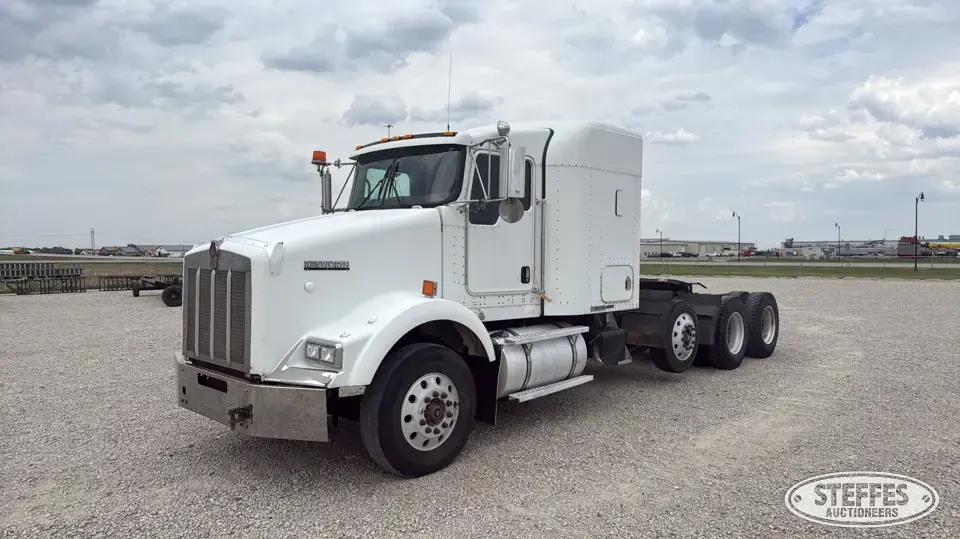 2006 Kenworth T800 Conventional Truck with Sleeper