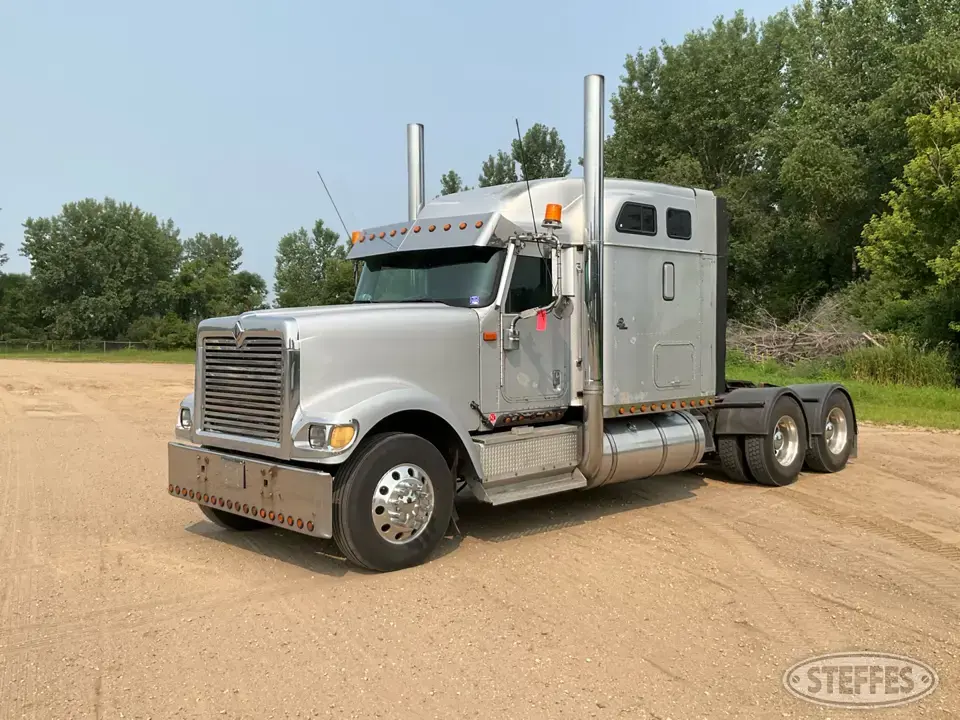 2000 International 9900i Conventional Truck with Sleeper