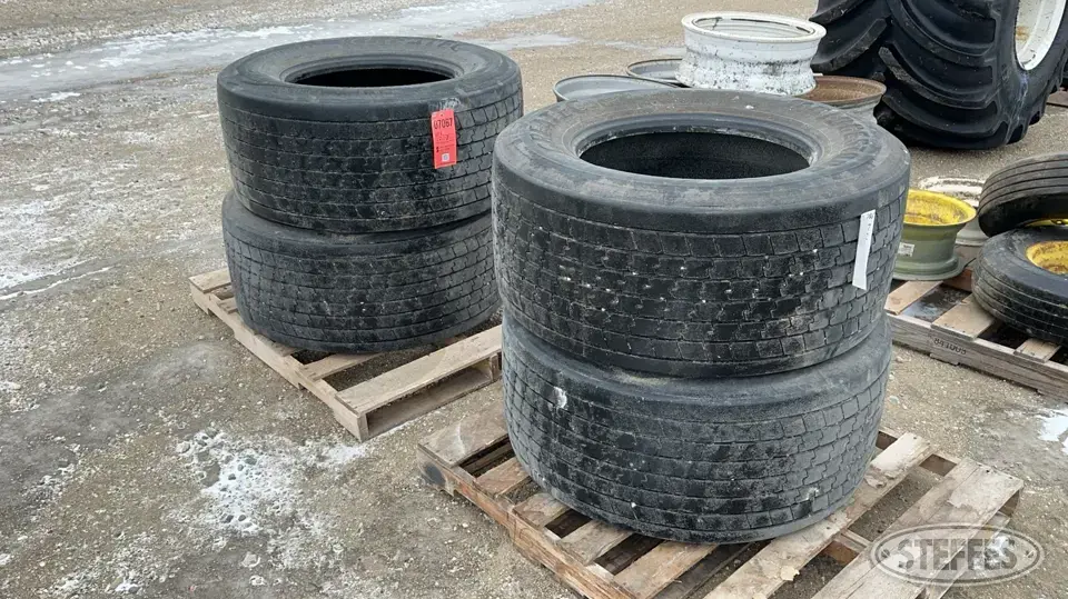 (4) Bridgestone 445/50R22.5 tires Truck Tire
