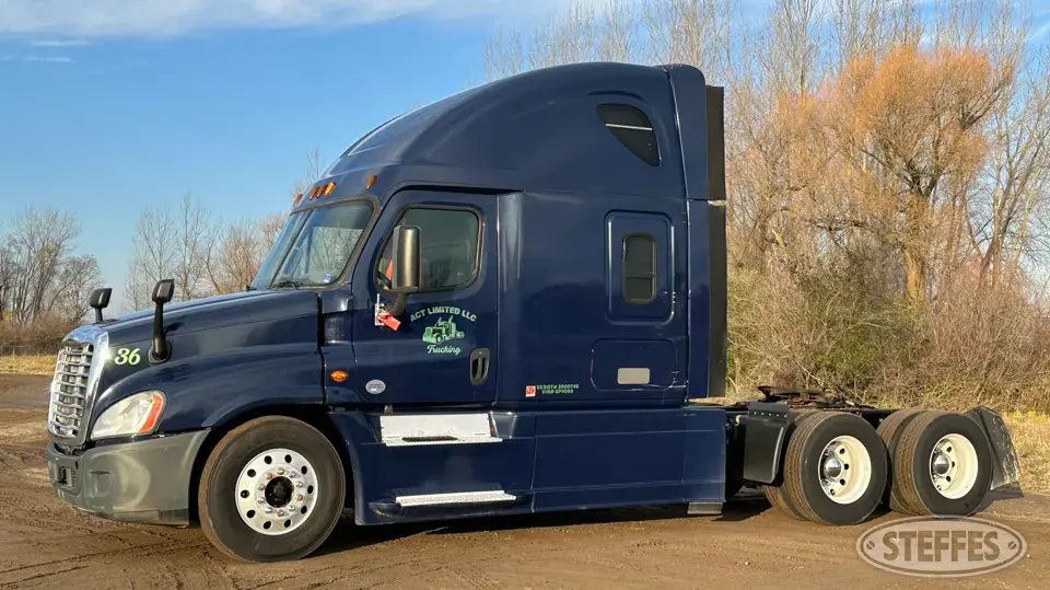 2015 Freightliner Cascadia Conventional Truck with Sleeper