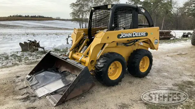 2004 John Deere 250 Series II