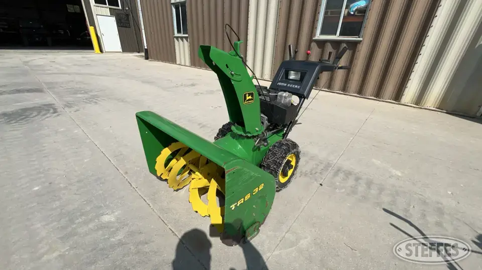 John Deere TRS 32 Self-Propelled Snowblower