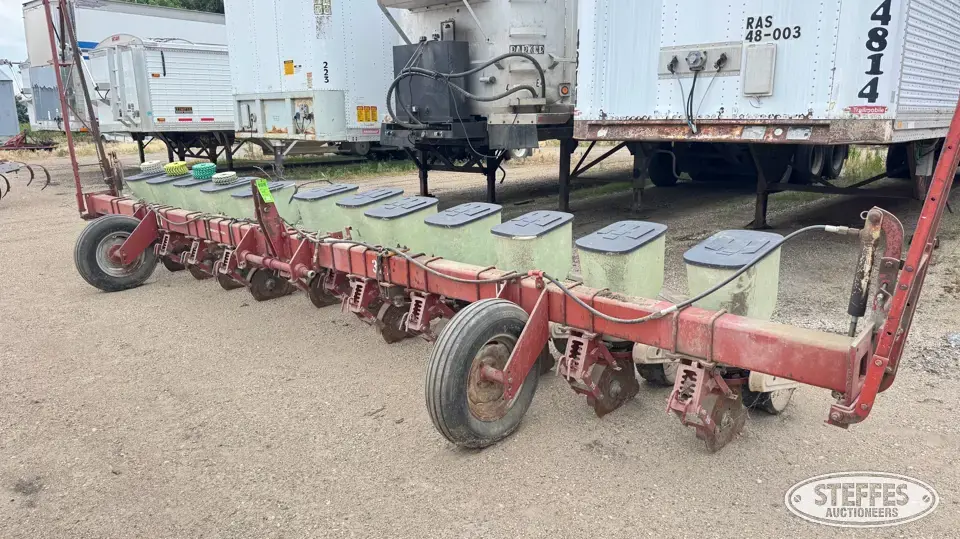 International 326 12 or More Row Planter