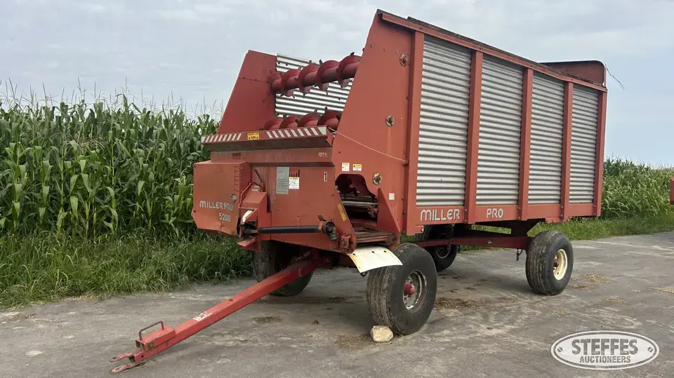 2016 Miller Pro 5200 Forage Wagon