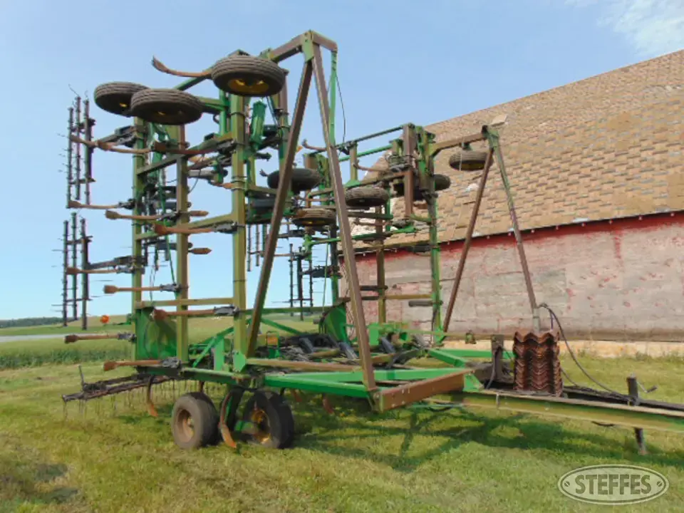 John Deere 1650 Chisel Plow
