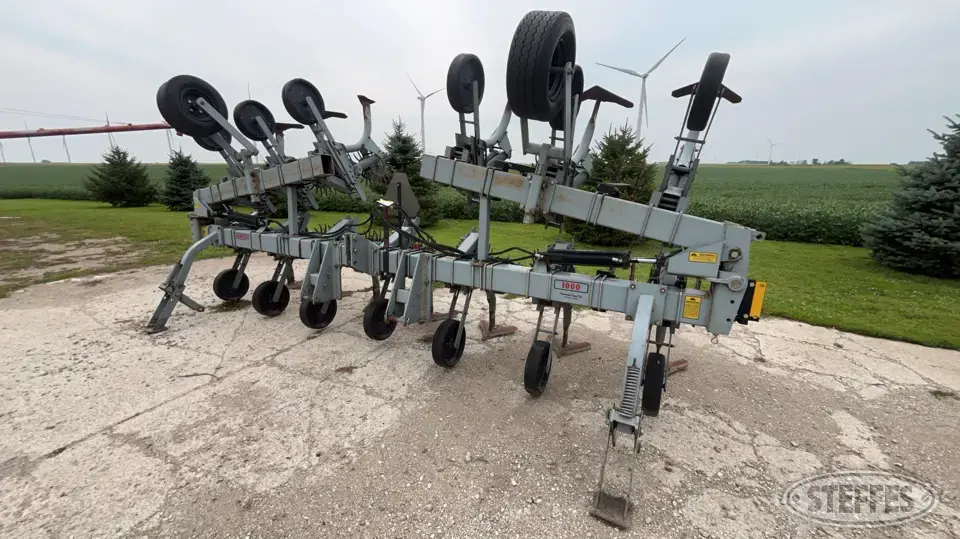 Hiniker 1000 Row Crop Cultivator