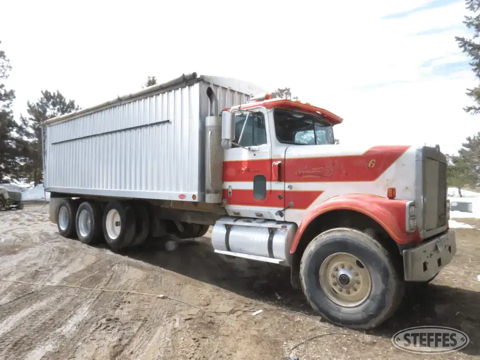 1988 IH 9370 Tri-Axle Boxed Truck