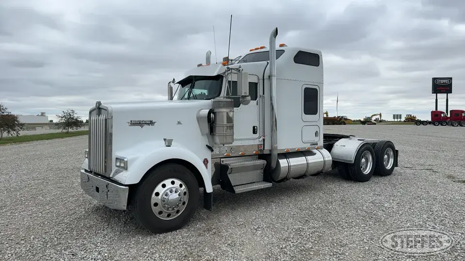 2003 Kenworth W900L Conventional Truck with Sleeper