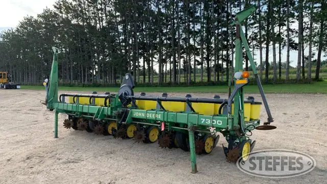 John Deere 7300