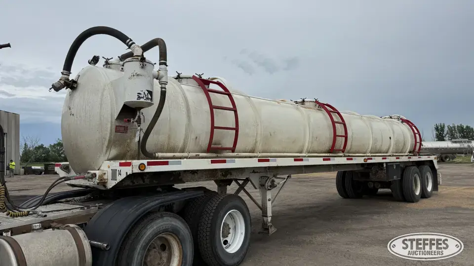 2012 Menard tandem axle tank trailer