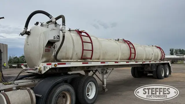 2012 Menard tandem axle tank trailer