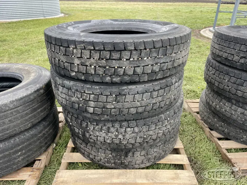 (4) Hankook 11R22.5 tires Truck Tire