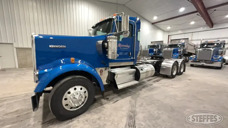 2022 Kenworth W900L Conventional Truck without Sleeper