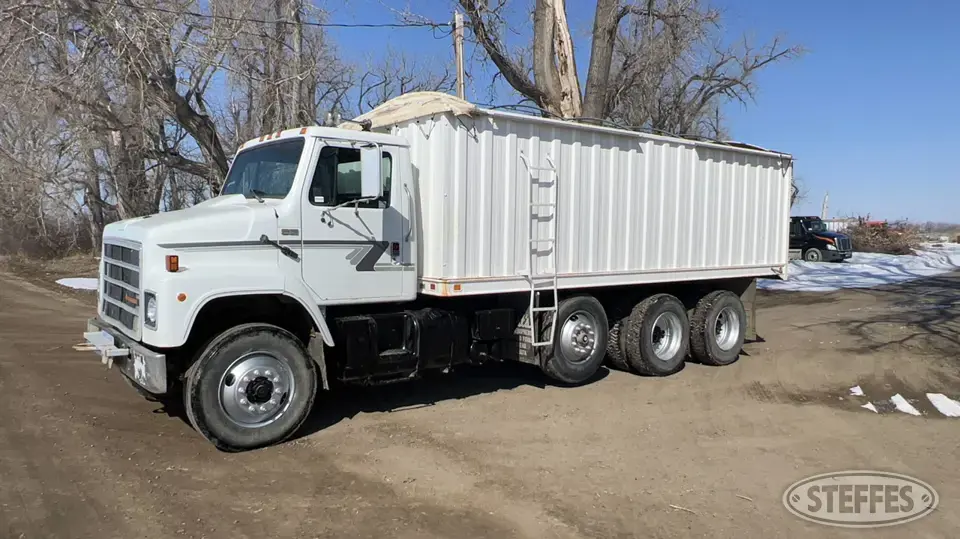 1989 International F2375 Tri-Axle Boxed Truck