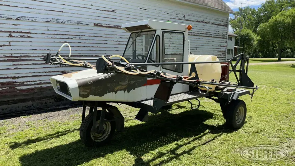 Melroe 115 Spra-Coupe Self-Propelled Sprayer
