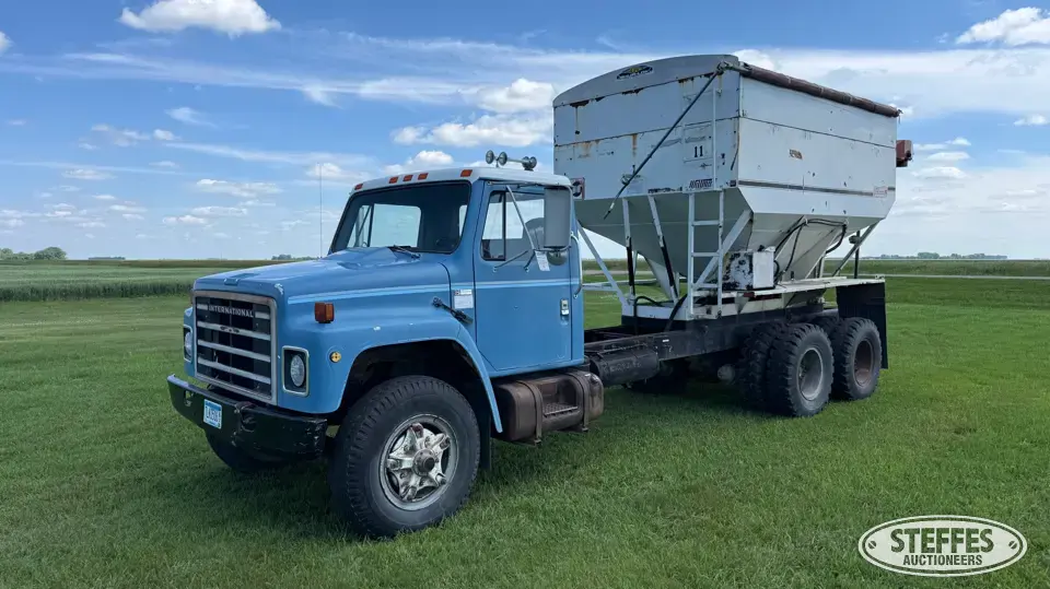 1981 International 1924 S-Series Seed Tender Truck