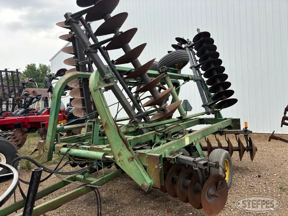 John Deere 330 Disc