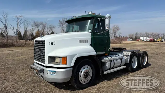 1999 Mack CH613